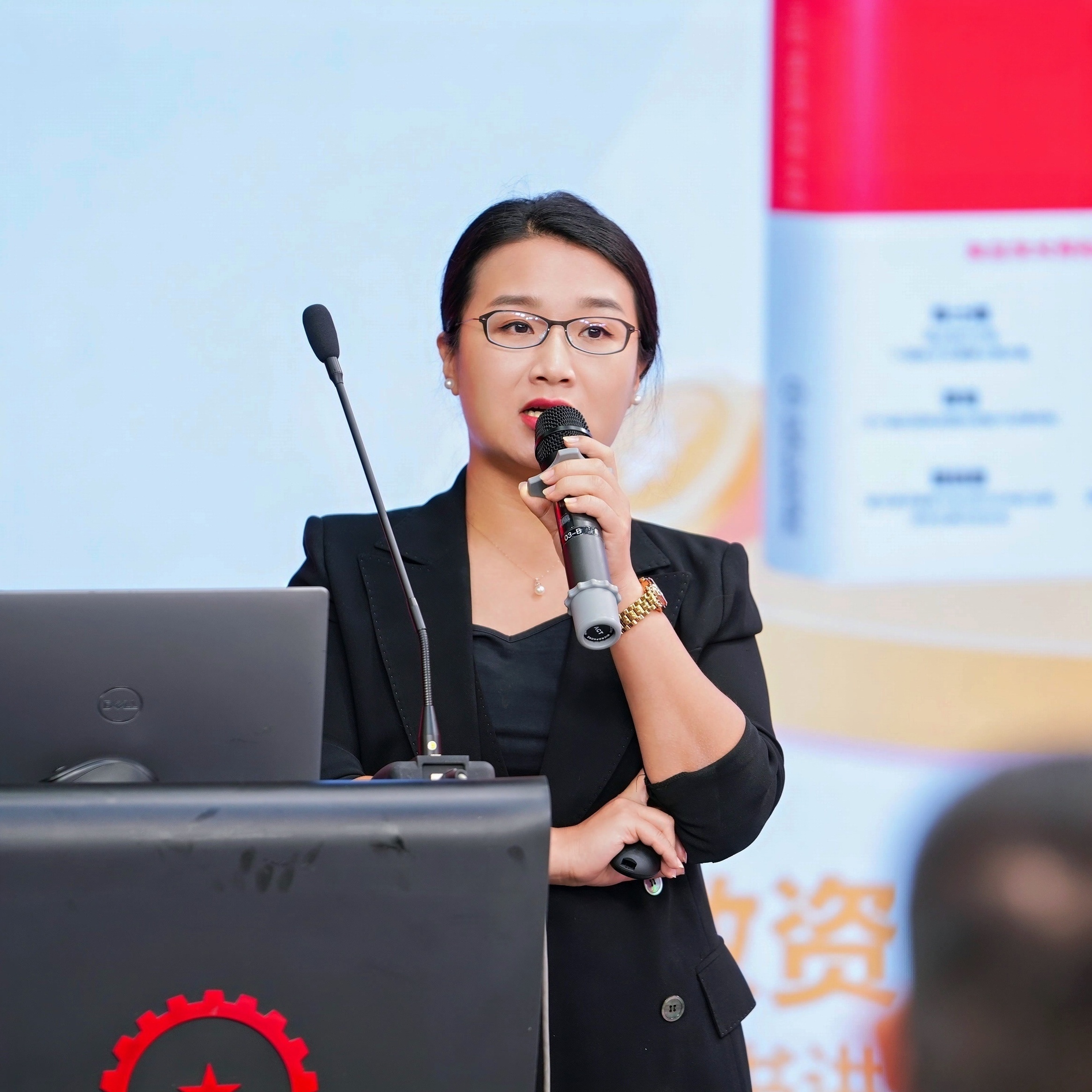武婕律师演讲 · Wu Jie speaking at a legal forum