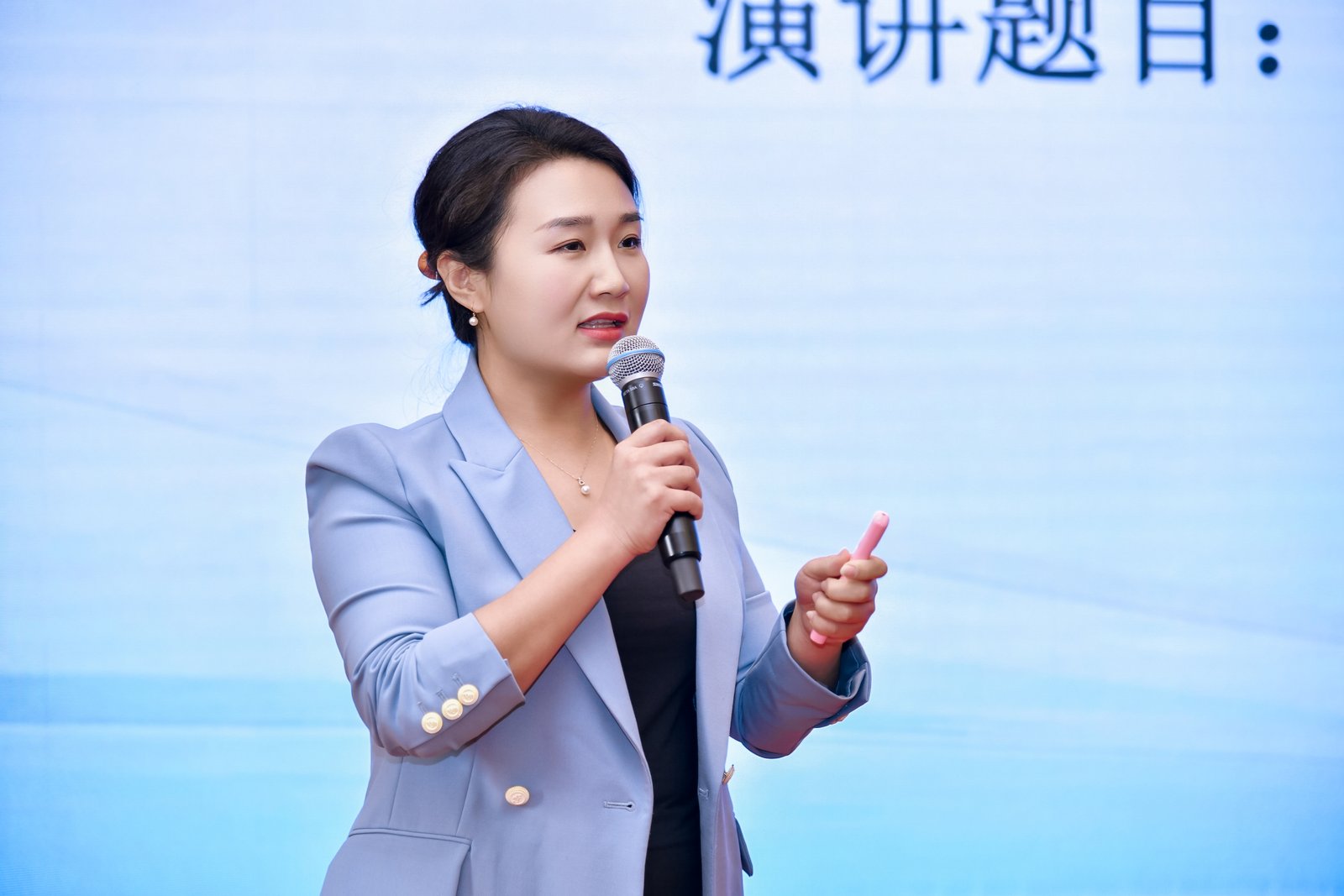 武婕律师演讲 · Wu Jie speaking on stage